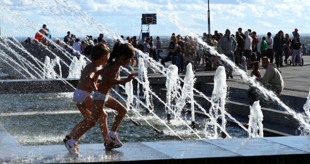 Crianças se divertindo em St. Petersburgo, Rússia.