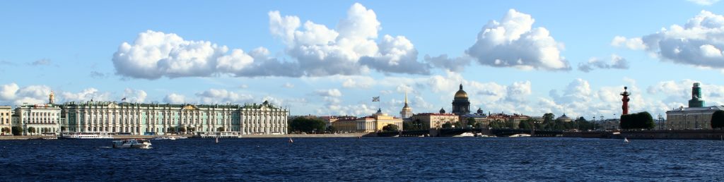 Vista do cais da Fortaleza de São Paulo e São Pedro, St. Petersburgo, Rússia.
