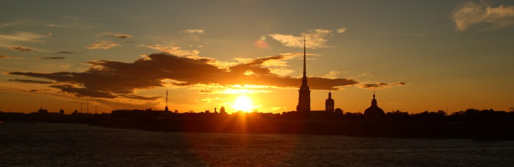 Por do sol em St. Petersburgo, Rússia.
