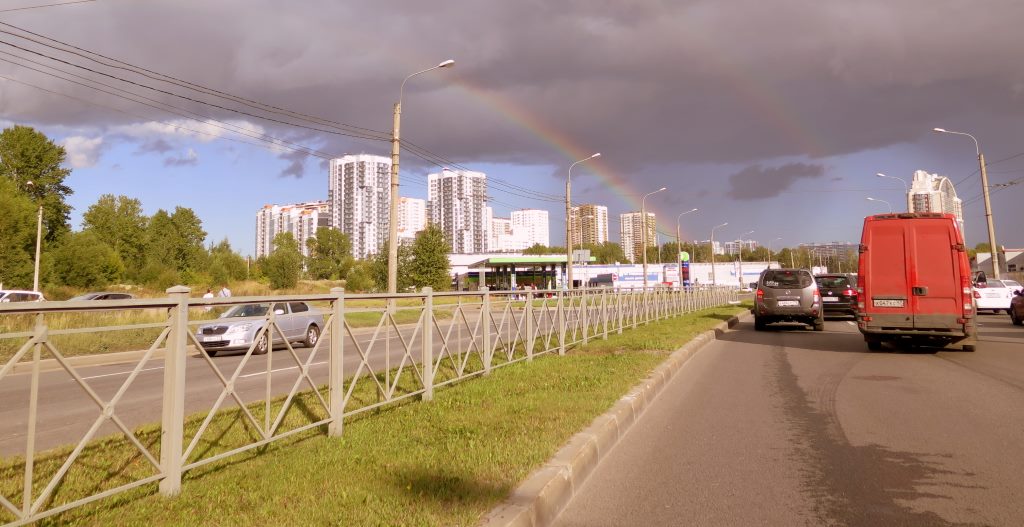 O céu é uma atração à parte em St. Petersburgo nessa época do ano. Rússia.