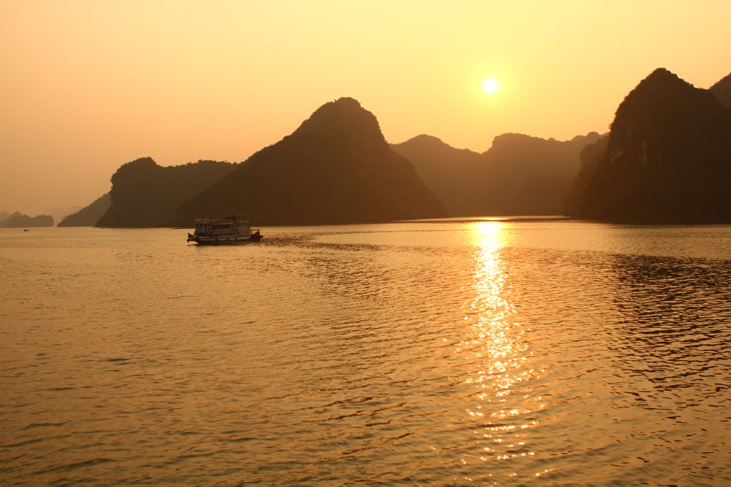 Nascer do sol na Baía de Ha Long - Vietnã