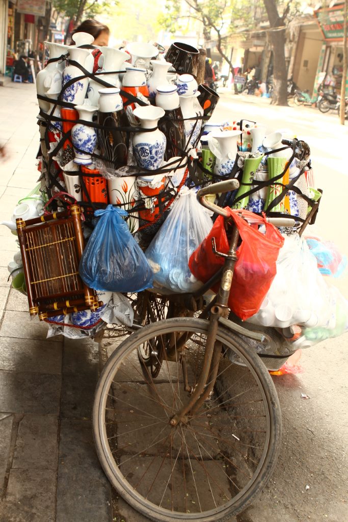 Bike vendendo porcelana nas ruas de Hanói