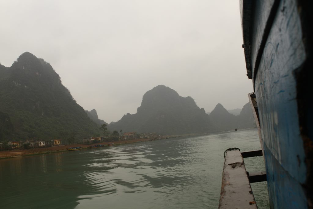 Passeio de barco no Parque Nacional de Phong Nha, Vietnã.