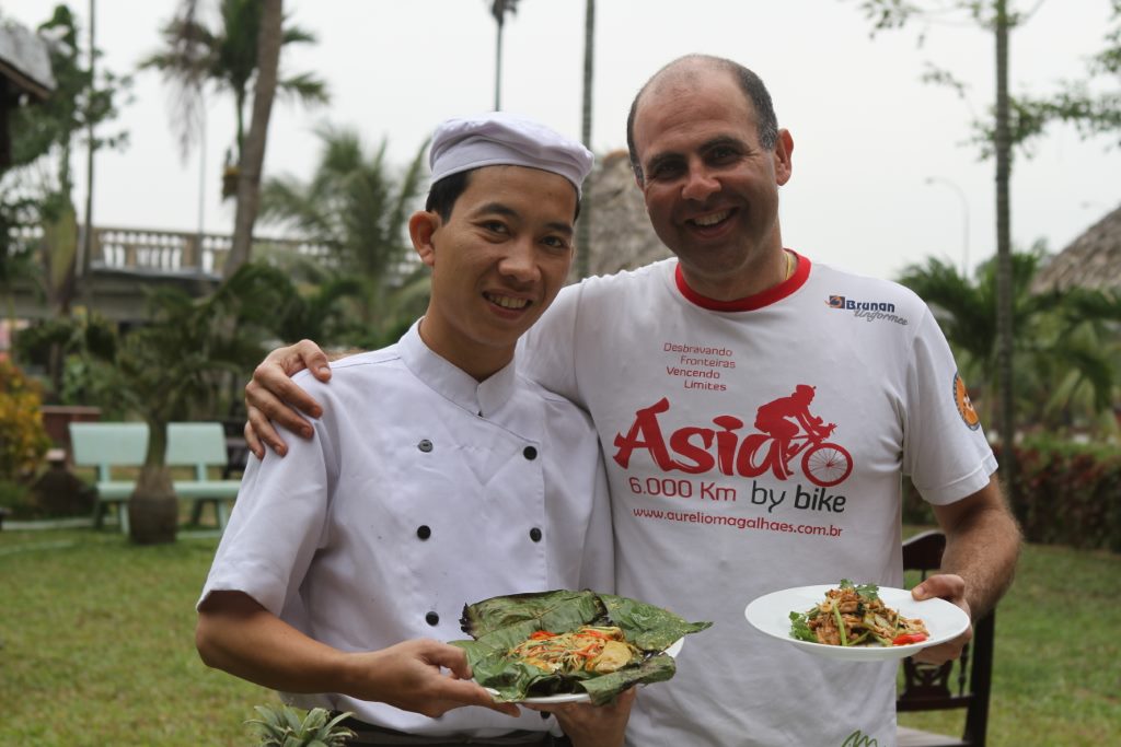 Eu e Chef Phoung no Phô Hoi Riverside Hotel.