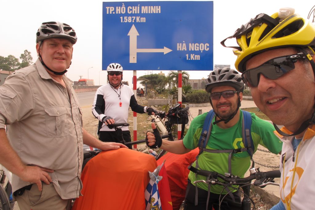 Fed, Rony, Daniel e Eu, na estrada 1A no Vietnã.