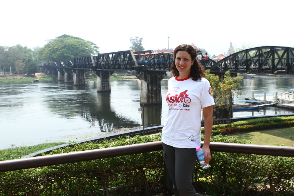 Cynthia na Ponte do Riuo Kwai.