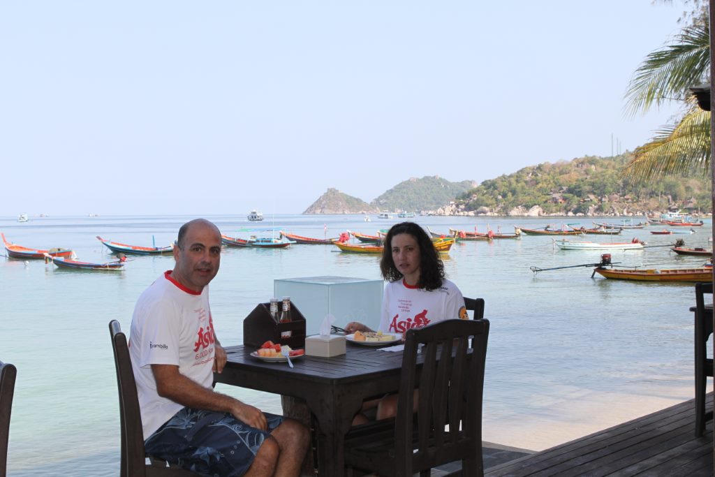 Café da manhã na praia de Sairee, Ko Tao.