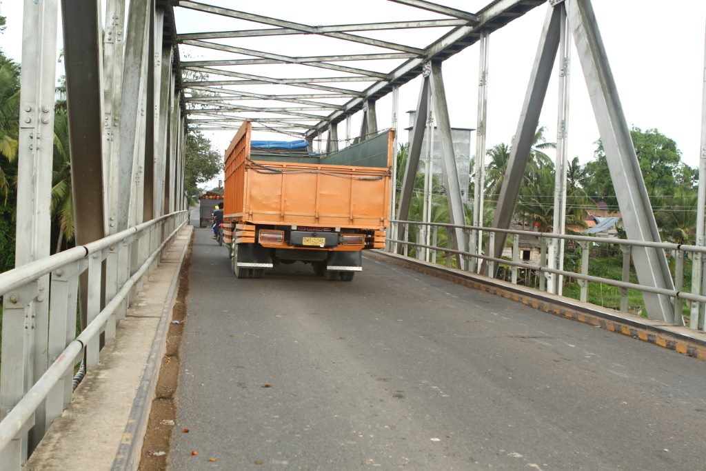 Estrada e pontes estreitas.