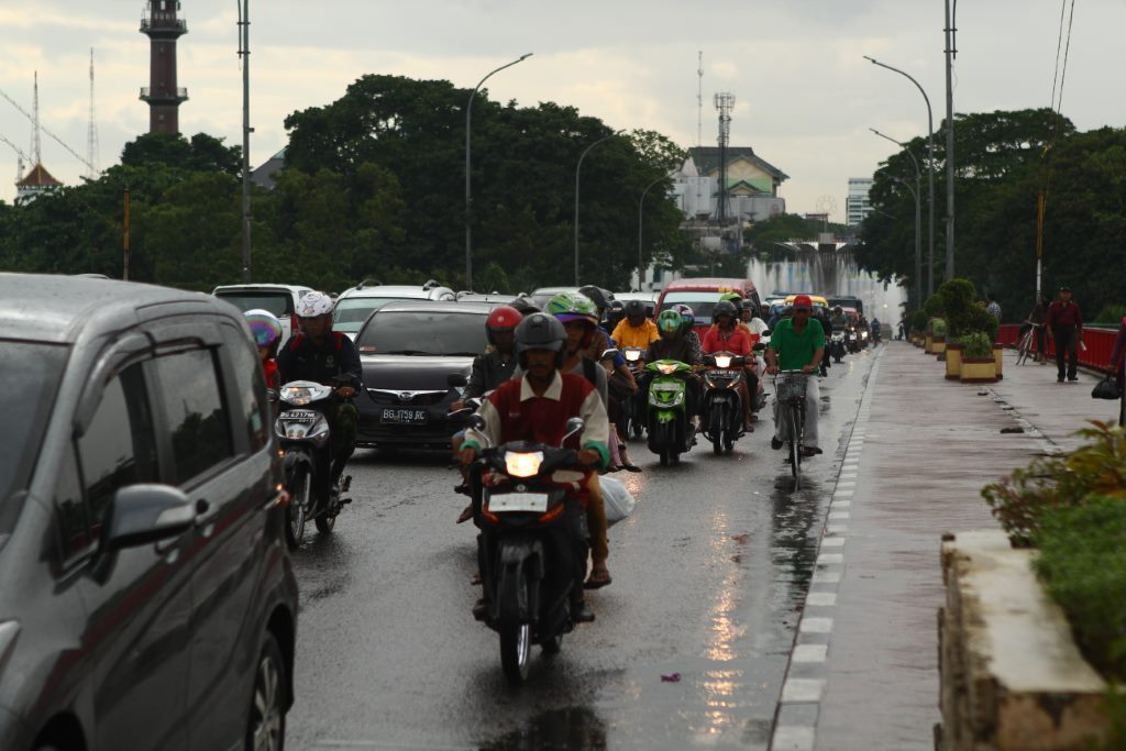 Trânsito pesado em Palembang - Indonésia