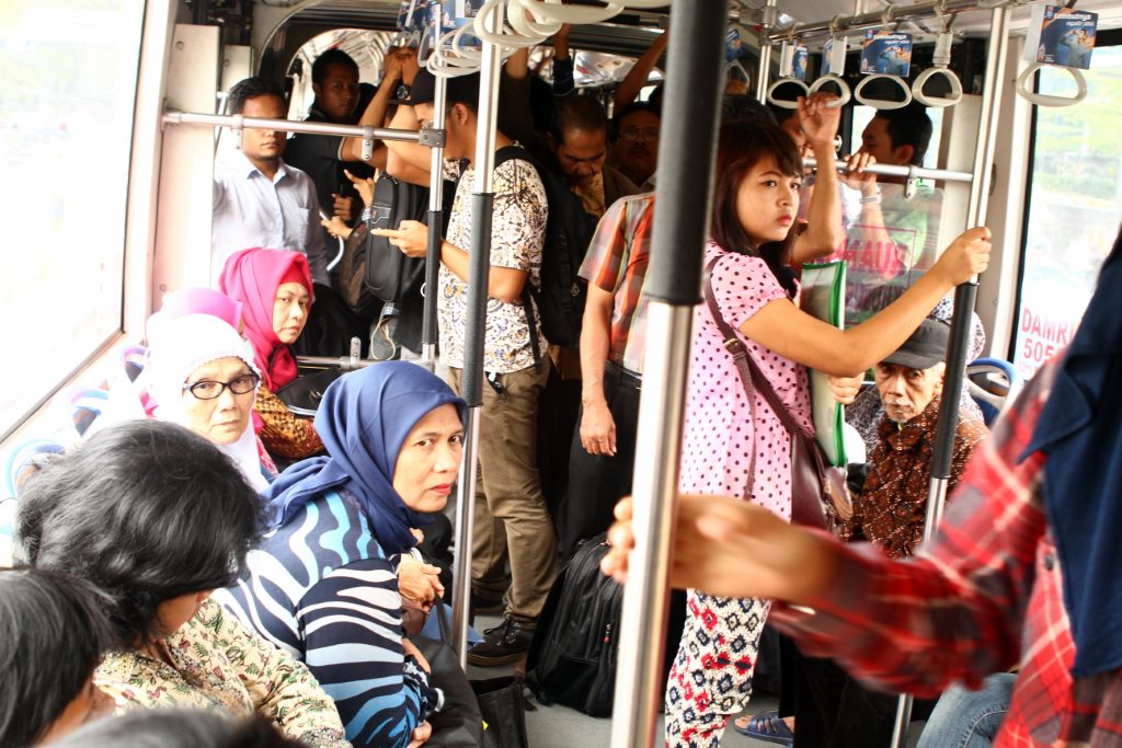 Homens e mulheres viajam separadamente nos ônibus em Jakarta.