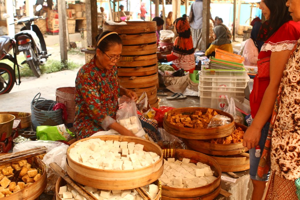 Vendedora de tofu na feira em Yogyakarta.