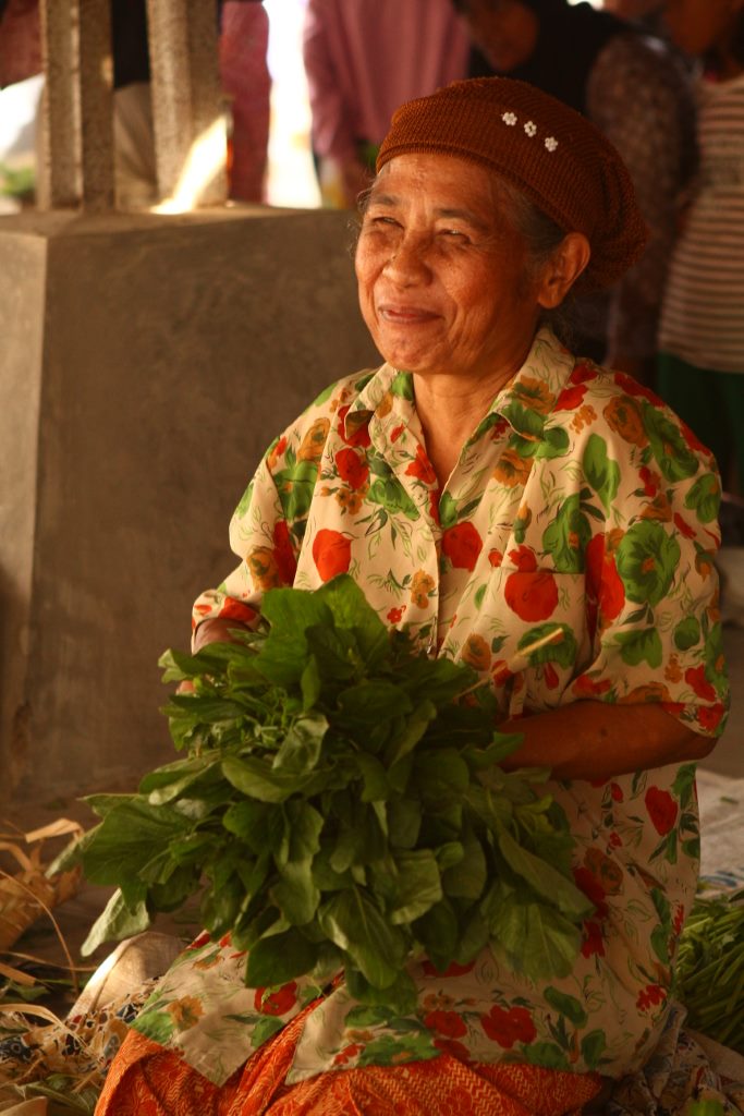 Vendedora de verduras na feira em Yogyakarta.