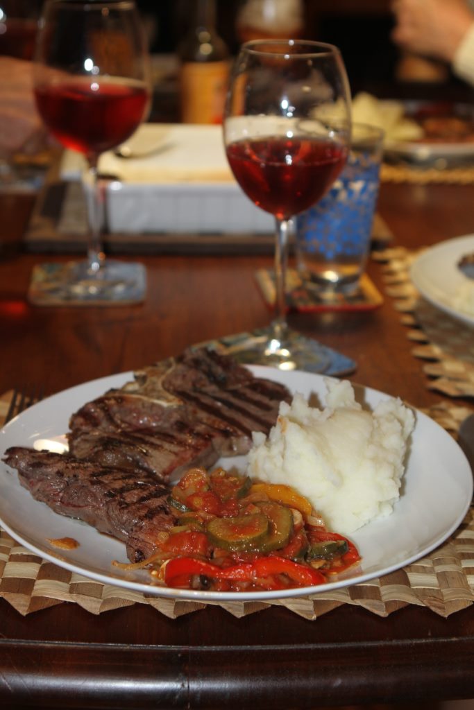 Uma delícia de jantar. Purê de batatas, vegetais, T-bone e canguru. 