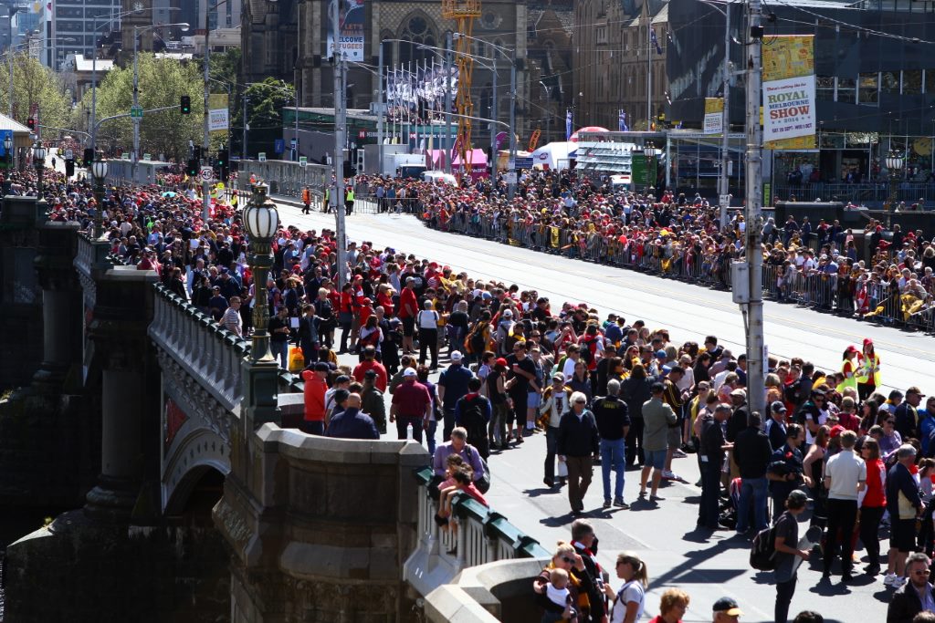 Torcedores vão as ruas para saldar os jogadores de futebol australiano na véspera da Grand Final.