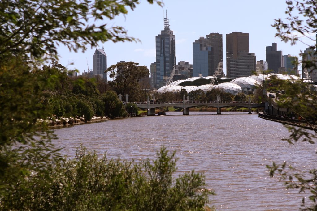 Vista do Rio Yarra com o estádio e a cidade de Melbourne ao fundo.