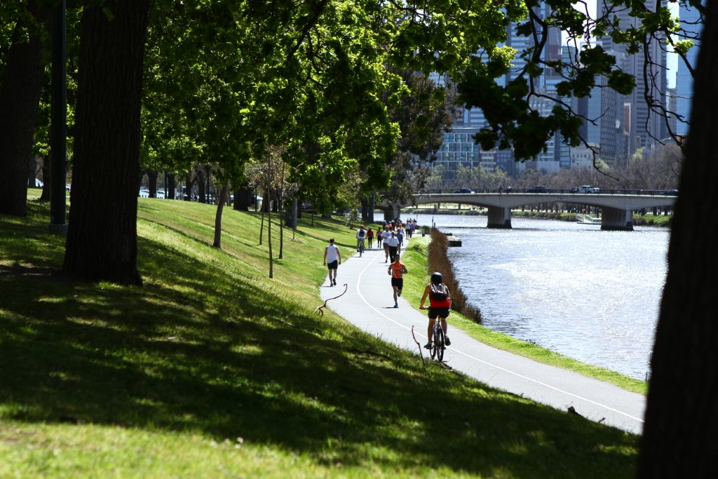 Ciclovia em Melbourne ao lado do rio yarra