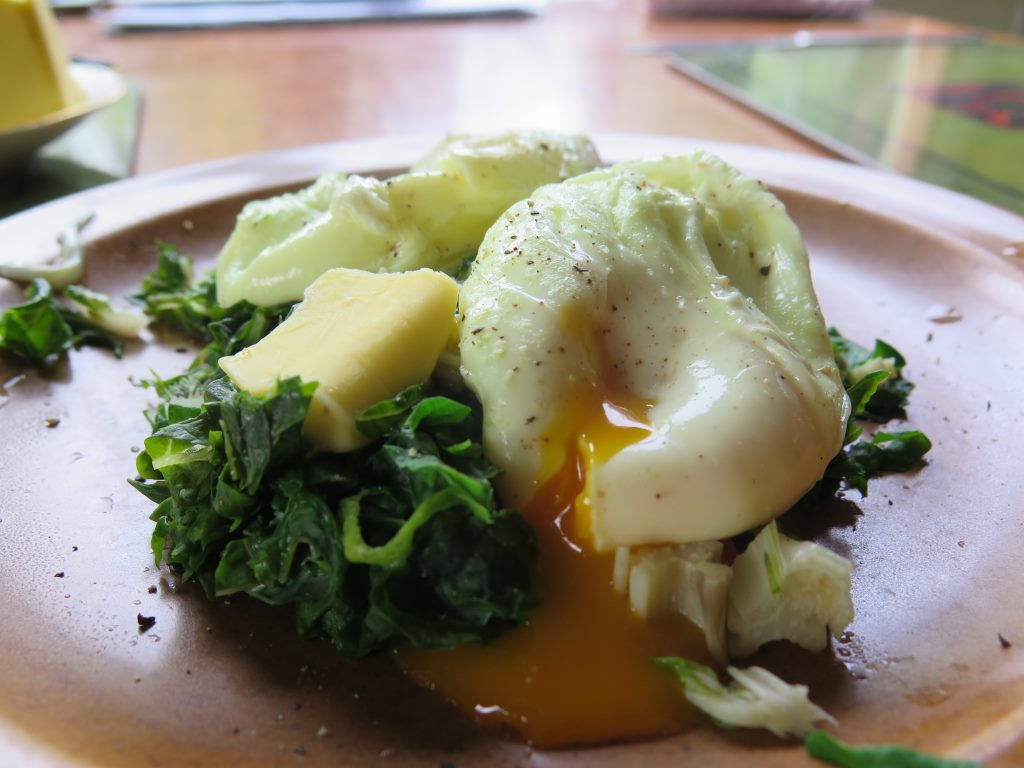 Café da manhã: Delicioso ovo com espinafre.