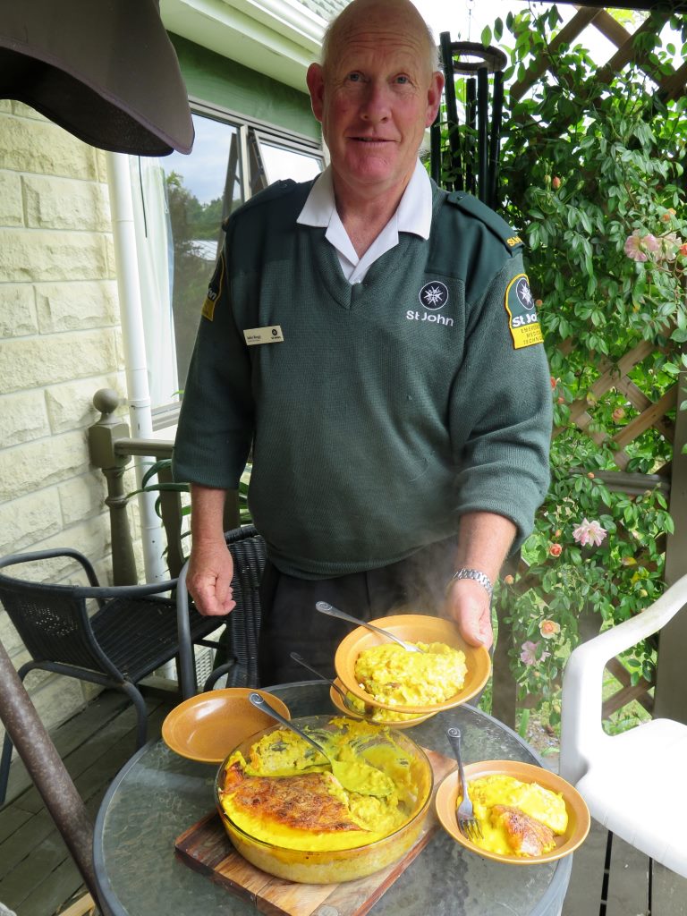 John servindo o almoço: Torta de salmão com molho de mostarda e curry com massa de arroz integral.