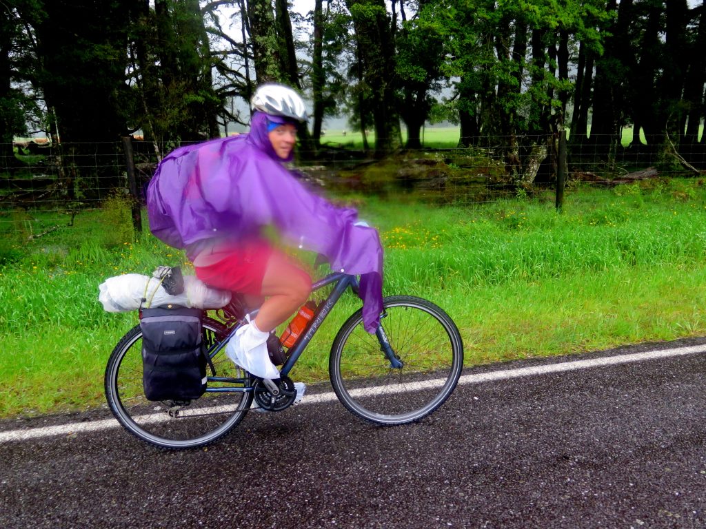 Jordi pedalando na chuva com muita bravura!