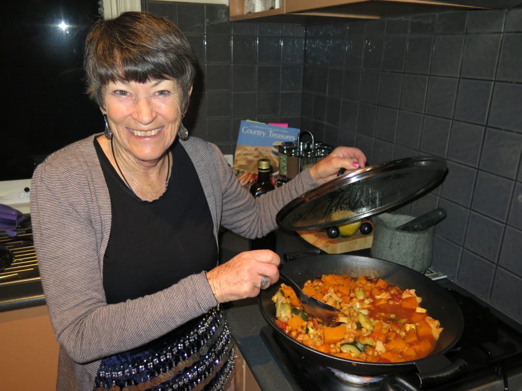 Ms. Glanys preparando curry de vegetais e grão de bico! 