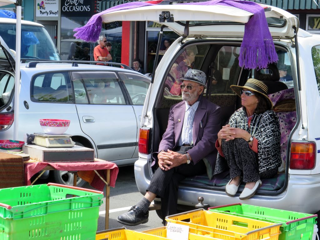 Vendedores de antiguidades da feirinha em Nelson.