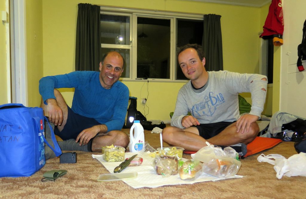 Jordi e Eu fazendo um lanche em uma casa desocupada de um fazendeiro local. 