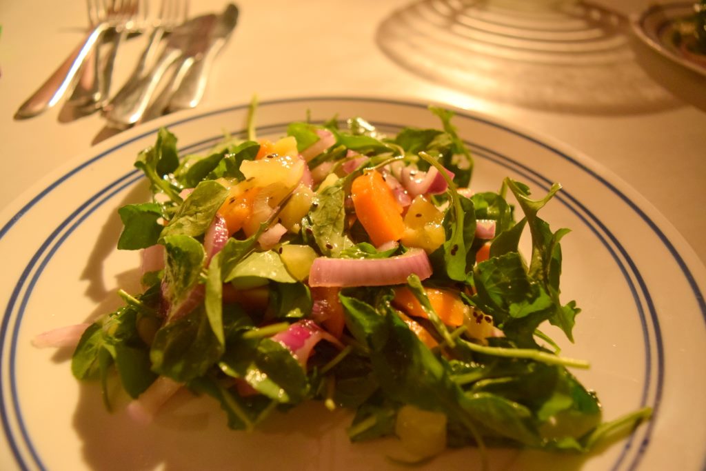 Salada especial das meninas: espinafre, cebola roxa, kiwi amarelo, damasco fresco, sal, azeite e limão siciliano.