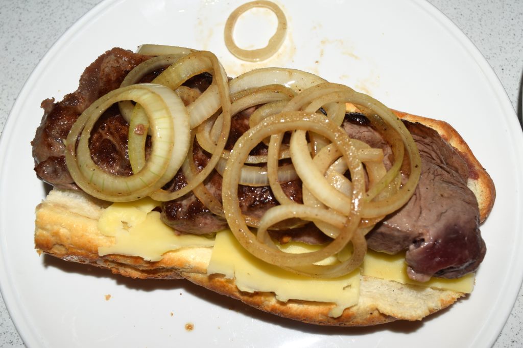 Meu sanduba predileto: contra filé, cebola e queijo