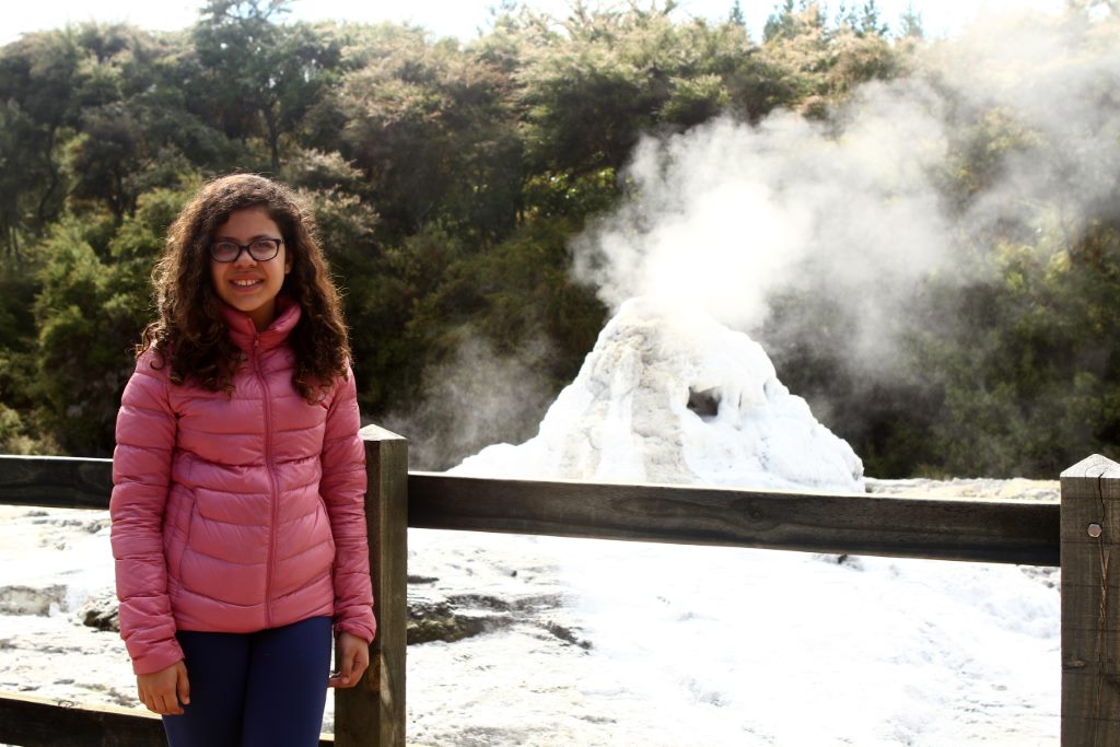 Ana Laura apreciando o geisel pouco antes da erupção no parque nacional geotérmico Wai-O-Tapu, Rotorua - Nova Zelândia