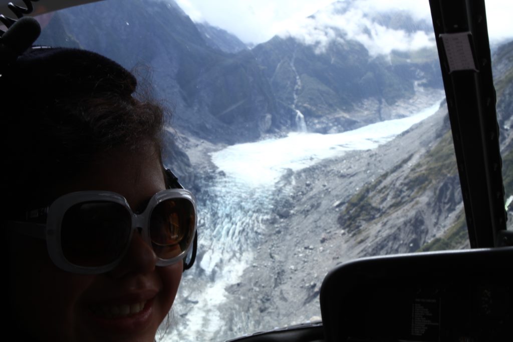 Ana Laura se divertindo no helicóptero a caminho do Fox Glaciar - Nova Zelândia