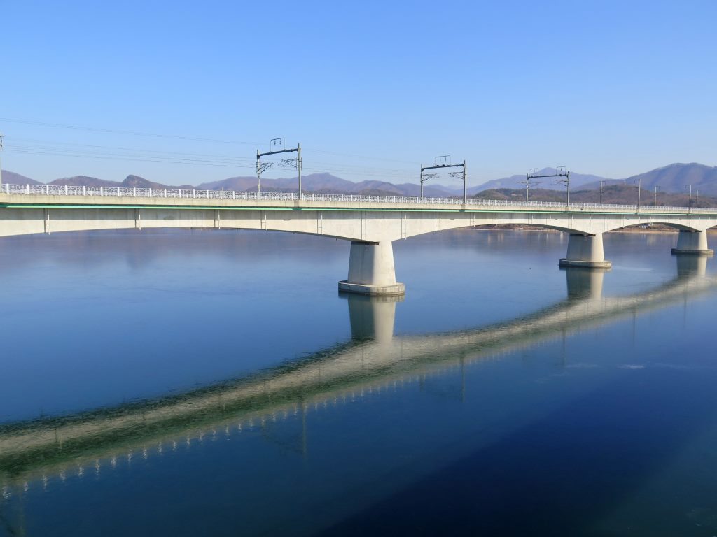 Ponte refletida em rio congelado - Ciclovia Seul - Busan - Coréia do Sul