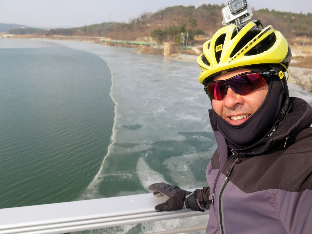 Rio parcialmente congelado - Ciclovia Seul - Busan - Coréia do Sul