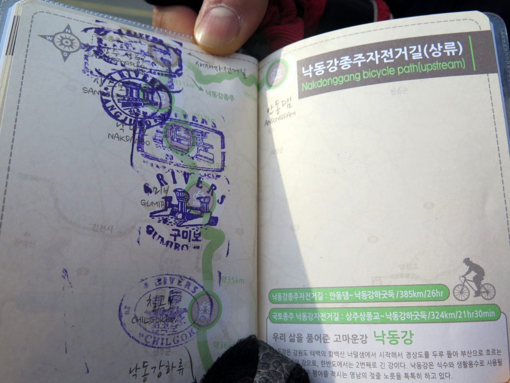 Jejj mostrando os carimbos de seu passaporte. Ciclovia Seul - Busan - Coréia do Sul
