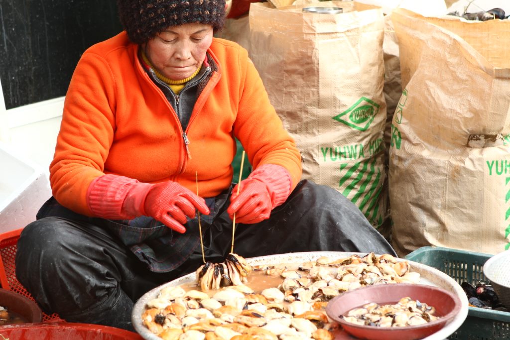 Vendedora de mariscos - Mercado de peixes - Busan - Créia do Sul