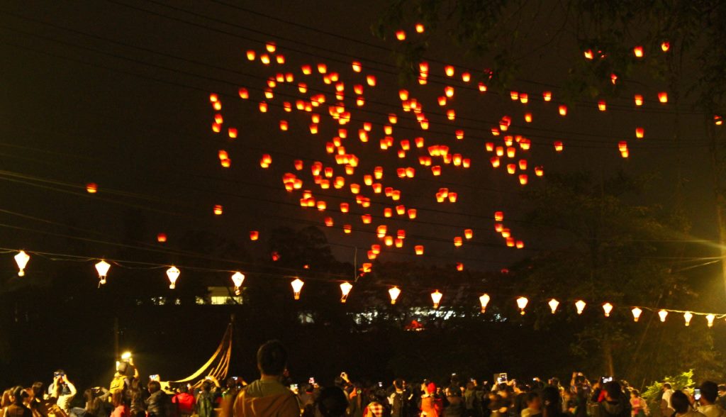 Lançamento coletivo de balões que acontece a cada 20 minutos no Pingxi Sky Lantern Festival - Taiwan