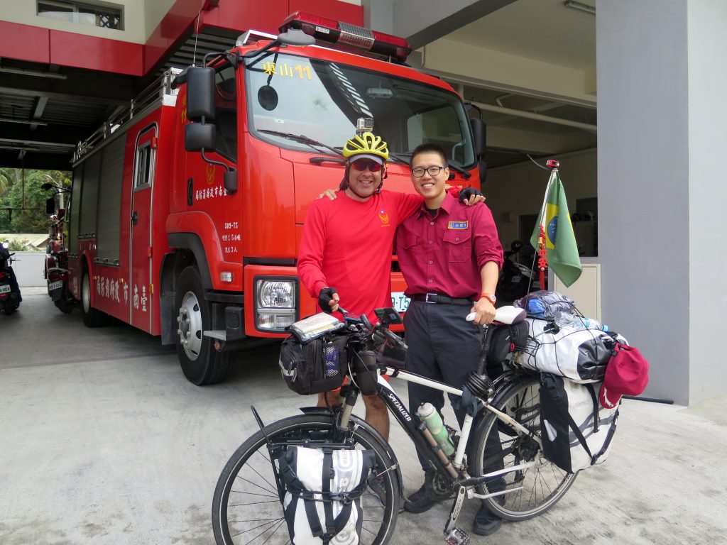 Eu e River no corpo de bombeiros em Dongshan - Taiwan.