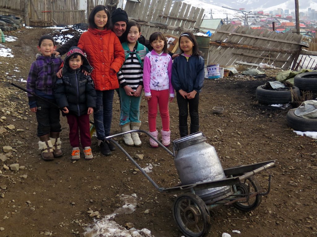 Tradicional foto de despedida com as crianças e a carriola para buscar água em Ulan Bataar - Mongólia.