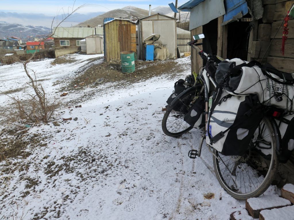 Bicicleta pronta para viajar pelo interior da Mongólia 