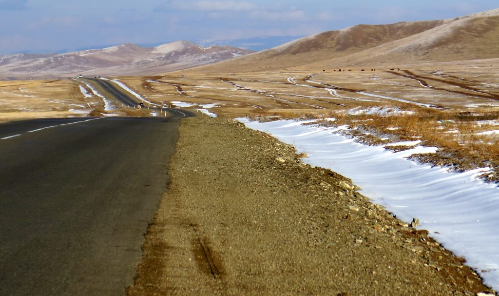 Primeiro dia de pedal na Mongólia. O sol ajuda a espantar o frio e a estrada asfaltada traz a  certeza de encontrar apoio. Mongólia