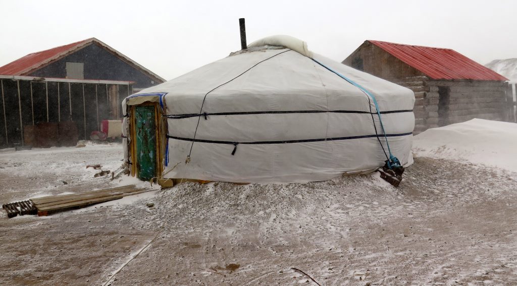 Meu yurt sofrendo com a tempestade do lado de fora...