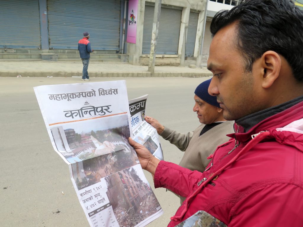 População em busca de informações após terremoto em Kathmandu, Nepal