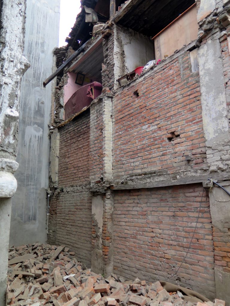 Esse foi o pedaço do muro que desabou bem próximo da mim durante o terremoto em Kathmandu, Nepal.