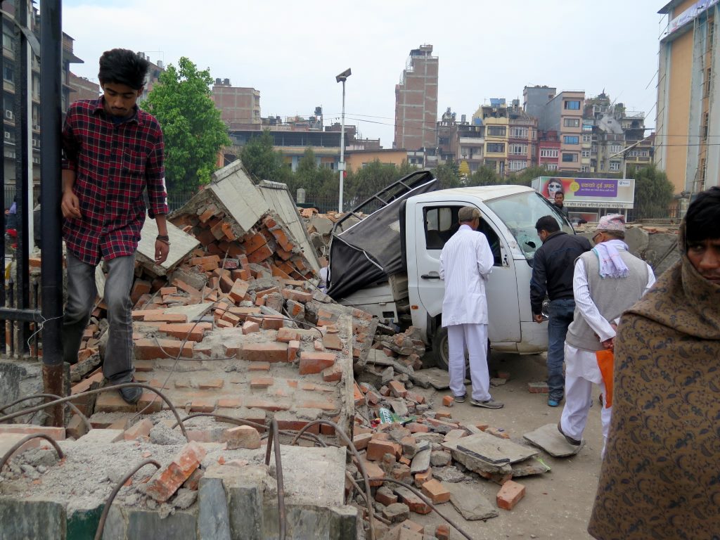 Carro atingido por desmoramento durante o terremoto em Kayhmandu, Nepal