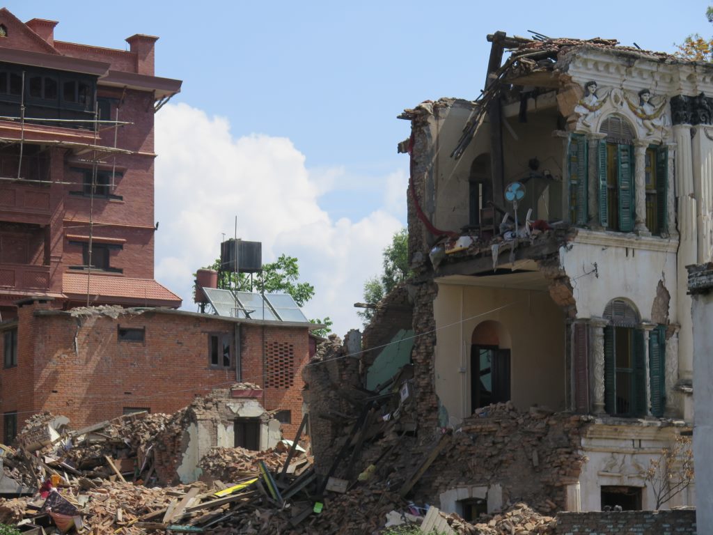 Casa atingida pelo terremoto em Kathmandu, Nepal