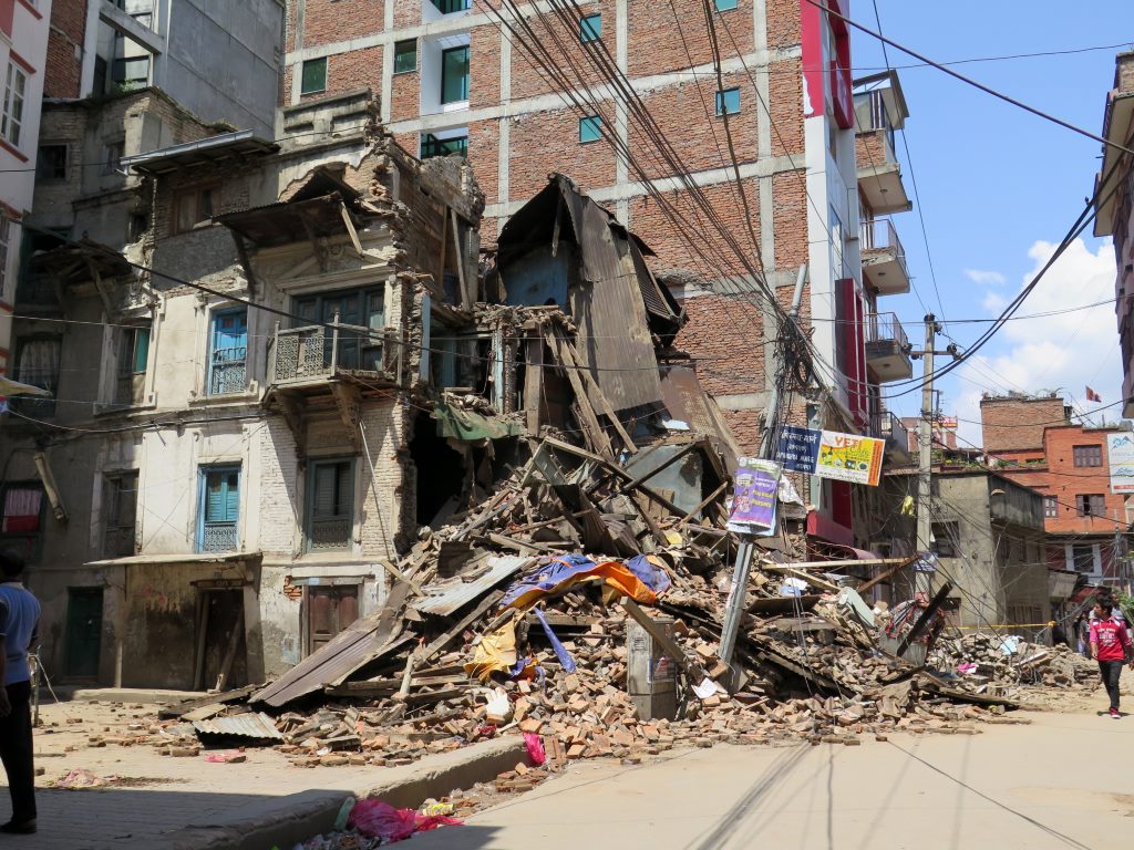 Casa atingida pelo terremoto em Kathmandu, Nepal