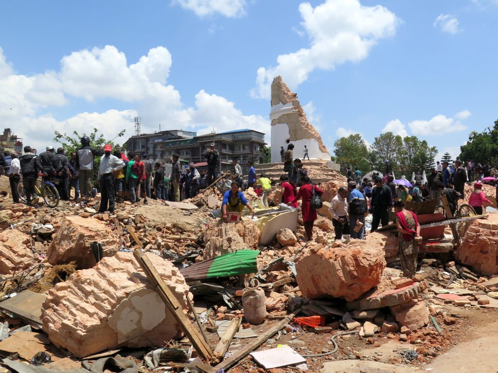 Ruínas da Torre Dharahara, 62m de altura, que foi ao chão atingida pelo terremoto em Kathmandu - Nepal