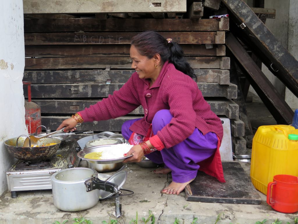 Cozinha emprovissada em acampamento de desabrigados após terremoto em Kathmandu - Nepal