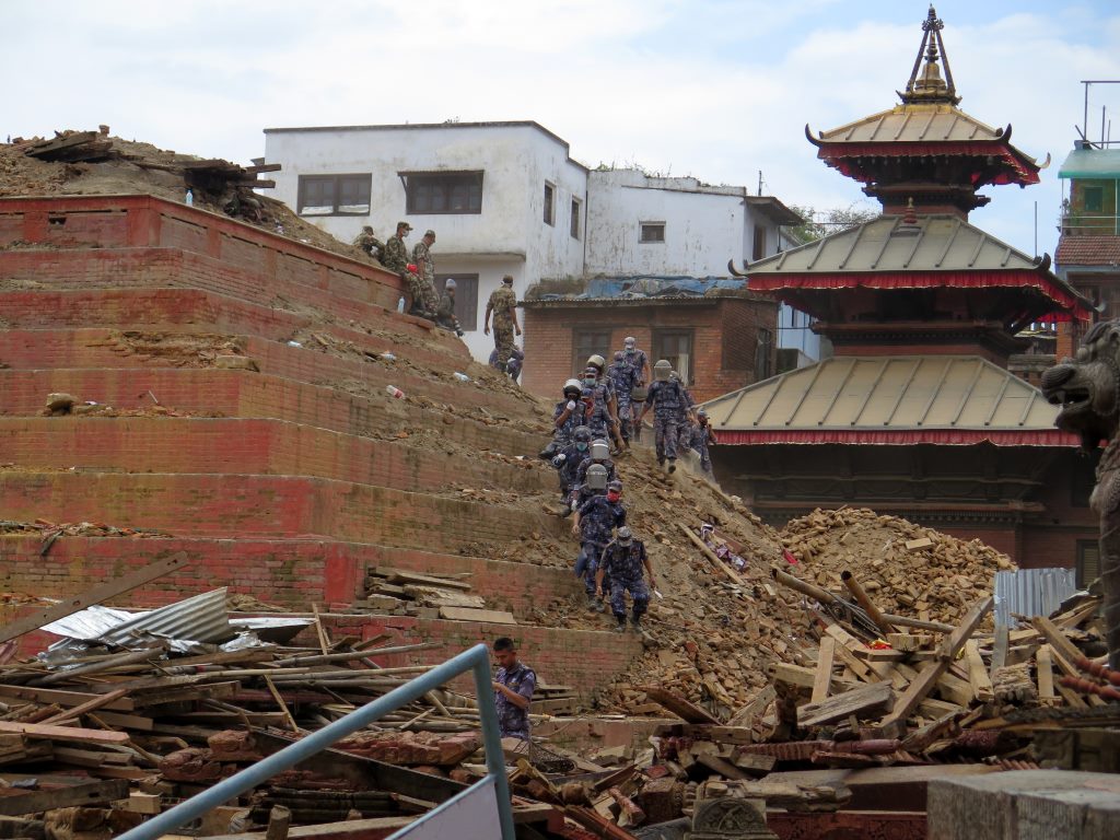 Equipe de busca entre as ruínas na Durbar Square após terremoto em Kathmandu - Nepal