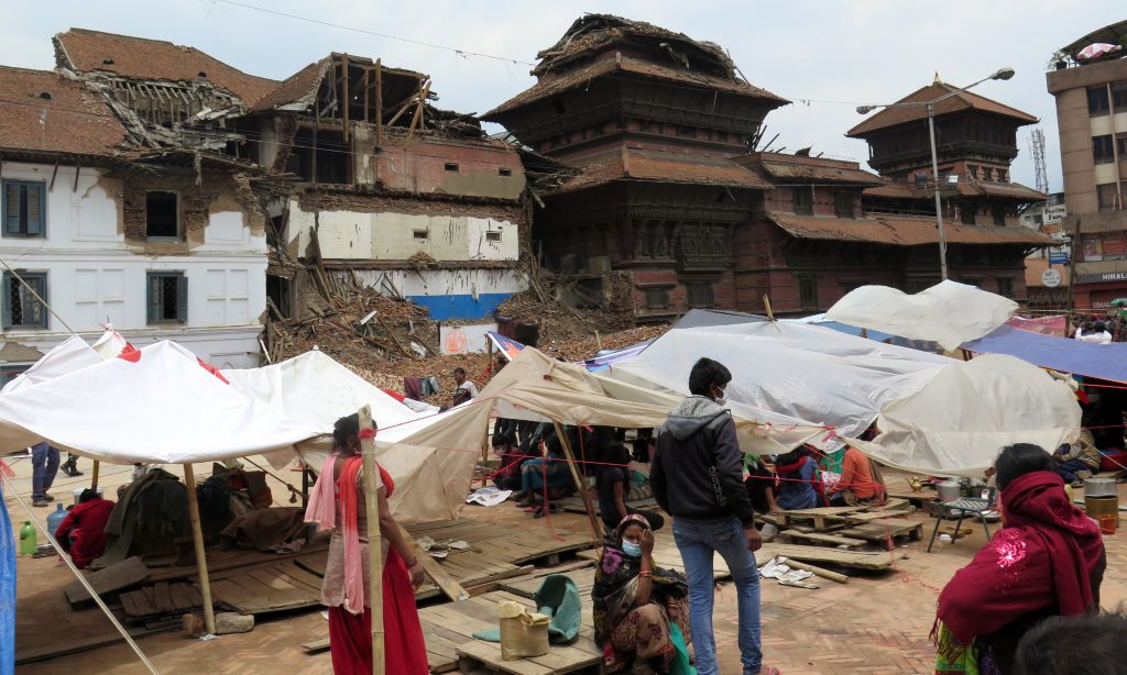 Famílias acampadas ao lado das ruínas na Durbar Square após terremoto em Kathmandu - Npal