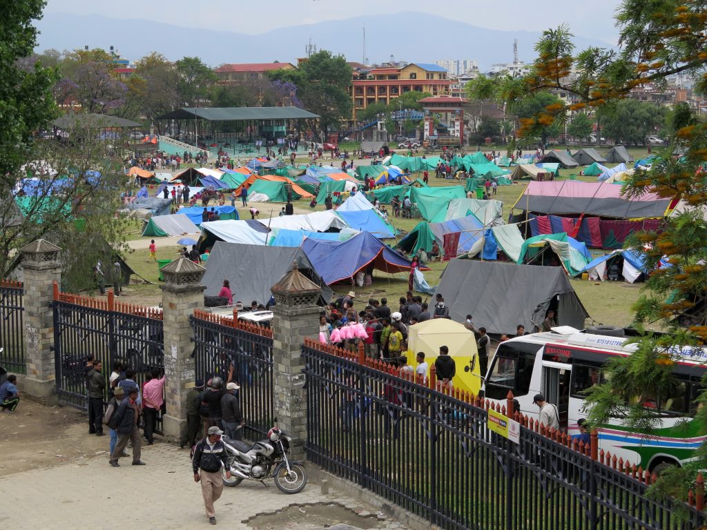 Acampamento de desabrigados após terremoto em Kathmandu, Nepal.